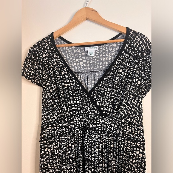 4/$25 motherhood maternity dress xl, Black And White Pattern Short Sleeved. - Picture 2 of 8